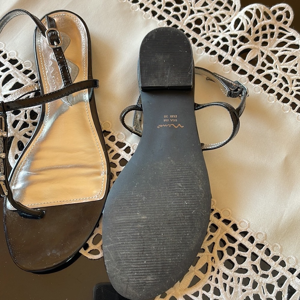 Women size 8 sandals black color flip flop style with back - Picture 3 of 7